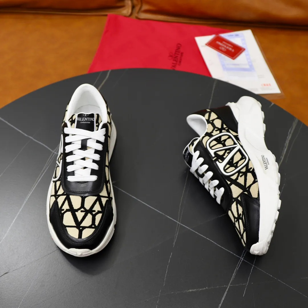 Ex-factory price: 460💰VALENTINO/Valentino 2025s men's latest low-top thick-soled sports shoes are shipped. Made with heavy industry, men's fine casual sports shoes, versatile style. Original leather, rubber lines embellished with geometric segmentation uppers, hand-sewn, novel and fashionable, rubber soles with rivet details on the front and back, VALENTINO GARAVANI LOGO printed on the side, and Valentino Garavani decorative inlay on the tongue. Logo, comfortable, breathable and durable on the feet! Comes with full original packaging! Code number: 38-39-40-41-42-43-44 (45 can be customized)